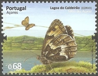 Timbre: Lac de Caldeirão (Corvo) et papillon satyre des Açores